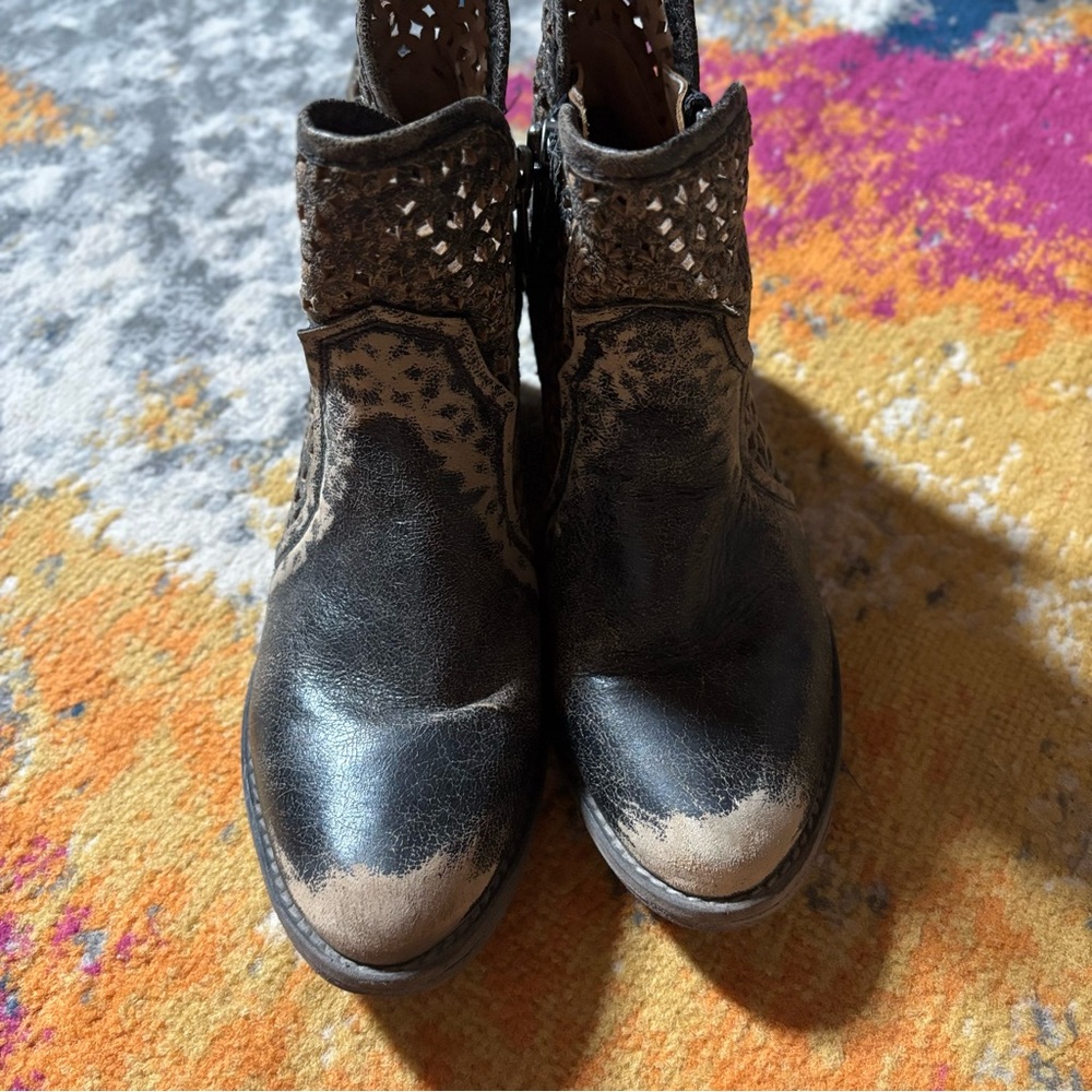 Like 🆕 Circle G by Corral Distressed Leather Black Yellow Shortie Ankle Booties - Picture 4 of 13